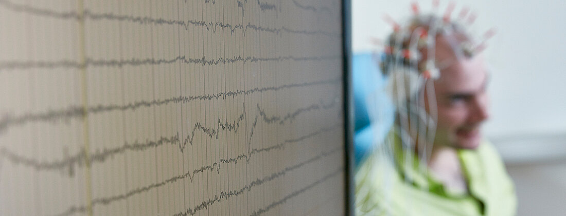 Bild: Bei einem Patienten wird eine Elektroenzephalografie (EEG) zur Diagnostik von Epilepsie durchgeführt