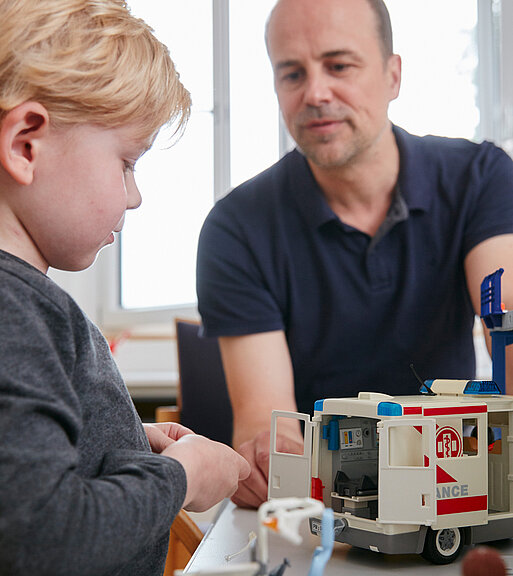 Picture: With the help of a toy car, the psychologist establishes contact with the patient