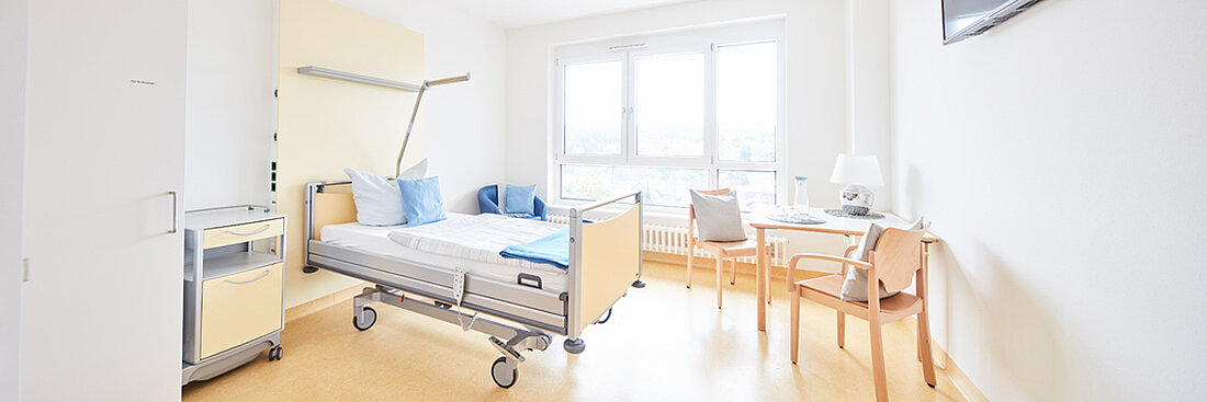 Single room at the children's hospital in Schömberg. Bright friendly ambience with bed table and chairs