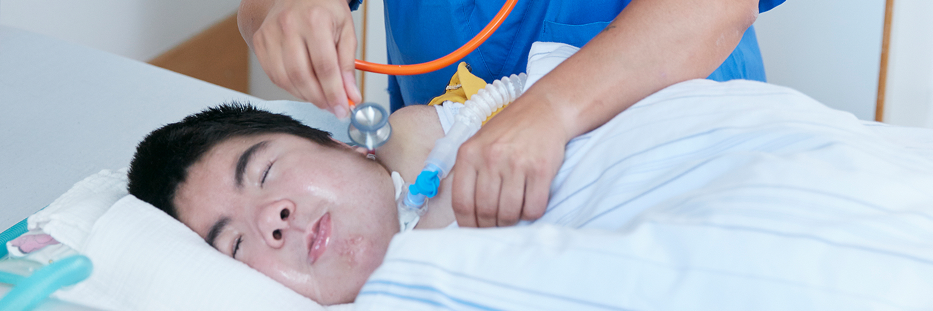 [Translate to Leichte Sprache:] Bild: Die Atmungstherapeutin der Kinderklinik Schömberg überprüft die invasive Beatmung eines Patienten