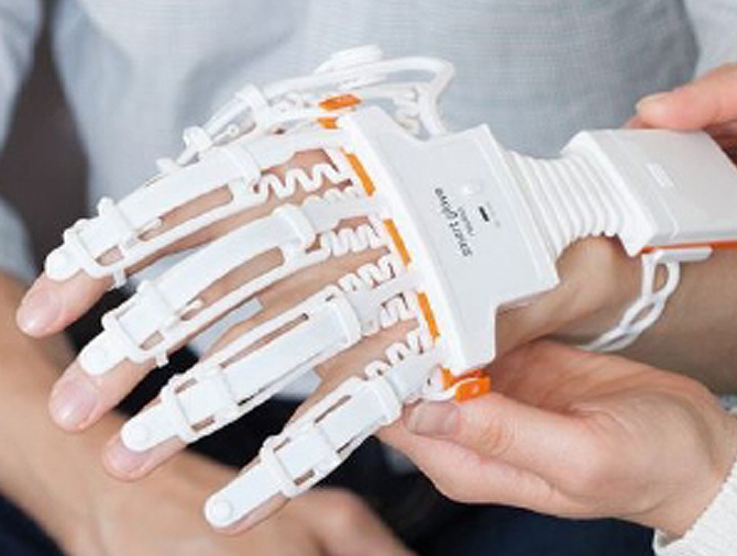 Image: A patient can practice his gripping ability with the help of a digital glove and a screen